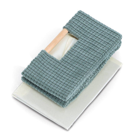 Saliegroene opbergmand van katoen met houten handgrepen – compact en stijlvol voor kleine ruimtes.